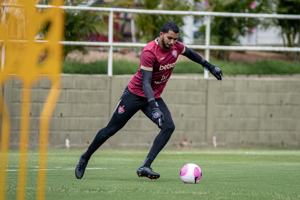 Lucas Arcanjo pode se tornar o 4º goleiro com mais jogos pelo Vitória neste sábado (9)