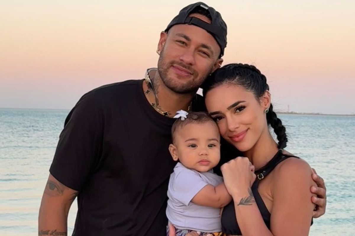 Neymar, sua filha Mavie e sua namorada Bruna Biancardi por Reprodução
