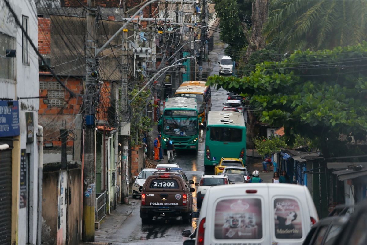 Ônibus pararam de circular no Arenoso após operação policial