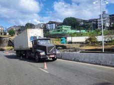 Imagem - Caminhão com 30 toneladas de polpa quebra e bloqueia parcialmente trecho da Via Expressa