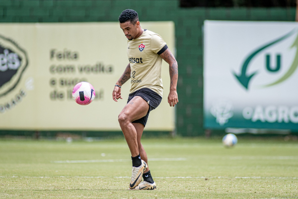 Alerrandro lidera o comando do ataque rubro-negro diante do Corinthians