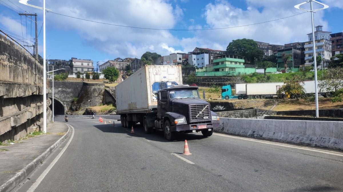 Caminhão bloqueia trecho da Via Expressa