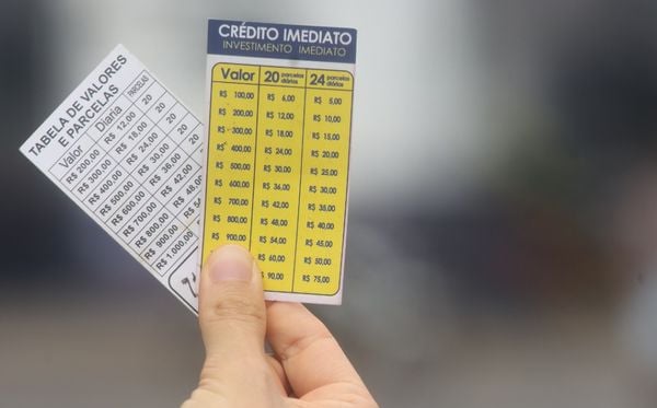 Cartões deixados por agiotas oferecem crédito imediato