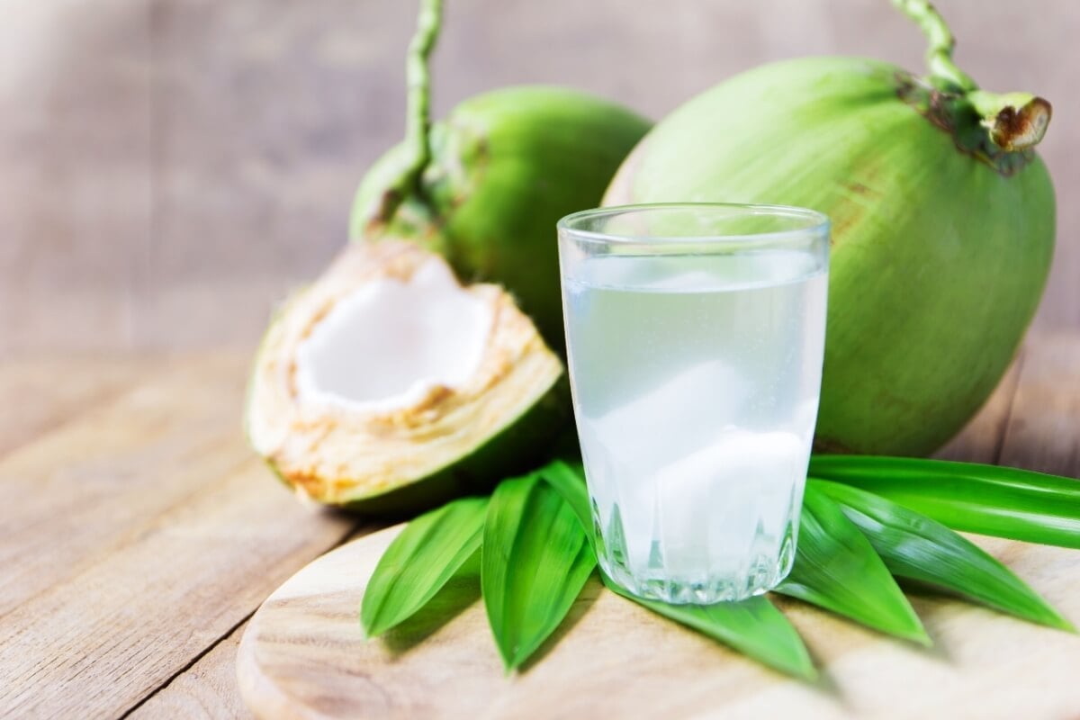 [Edicase]A água de coco, além de deliciosa, é benéfica para a saúde (Imagem: NUM LPPHOTO | Shutterstock) por Imagem: NUM LPPHOTO | Shutterstock