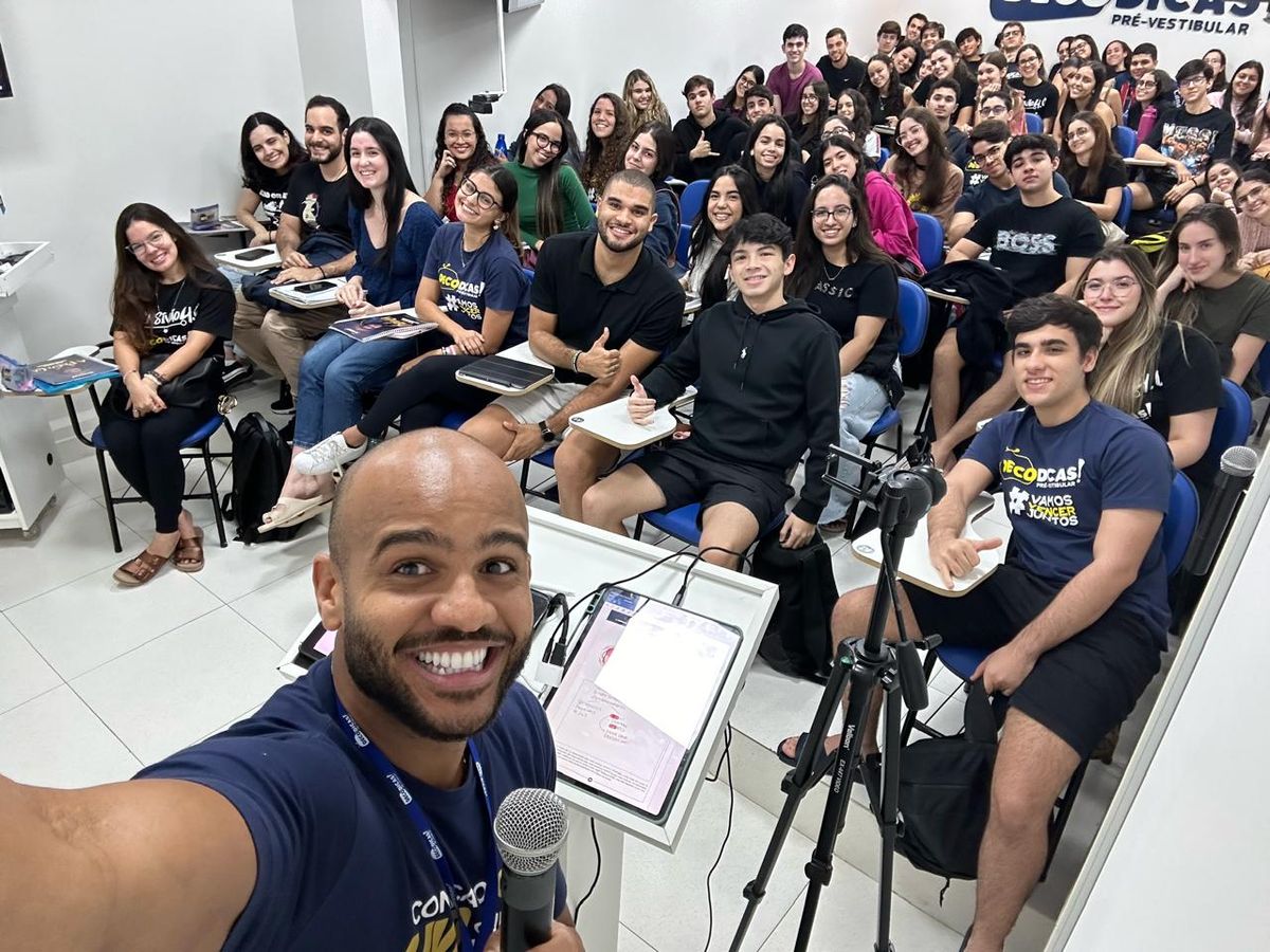 O professor Deco (no centro) fundou o curso Deco Dicas, focado em aulas de Biologia para vestibulares de Medicina