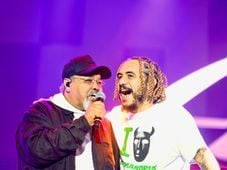 Imagem - 'Me convidaram para cantar um sambinhas velhos', brinca Jorge Aragão no palco do Afropunk