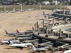 Imagem - Aviões da força aérea britânica fazem pouso de emergência no Rio