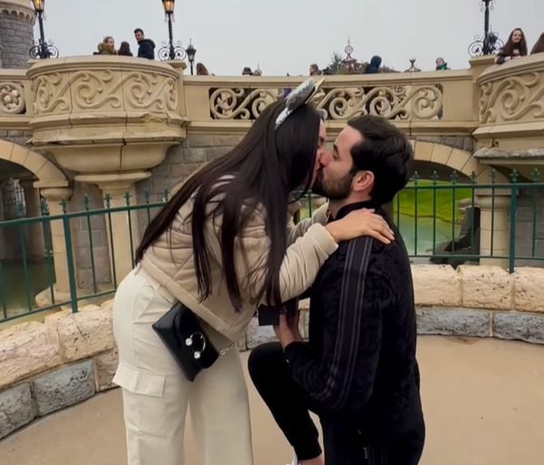 Isabelle e Matteus após pedido de casamento