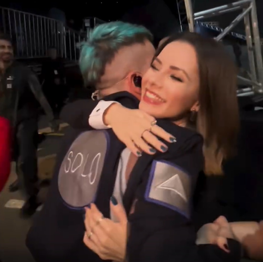 Sandy abraça Junior antes de show solo do irmão por Reprodução
