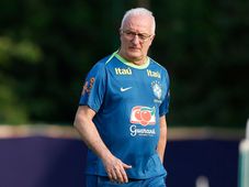 Imagem - Seleção Brasileira desembarca em Salvador e é recebida por torcedores antes de jogo contra Uruguai