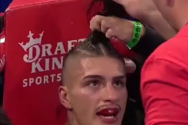Austin DeAnda teve o cabelo cortado durante luta de boxe