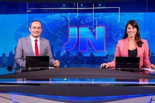 Ayres Rocha apresentando o JN em 2019 ao lado de Jéssica Senra por Reprodução