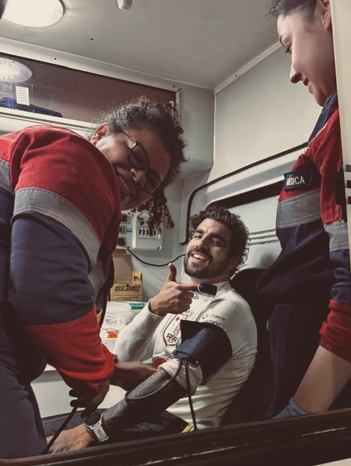 Caio Castro dentro de ambulância