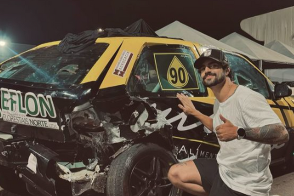 Caio Castro posa ao lado de carro após sofrer acidente