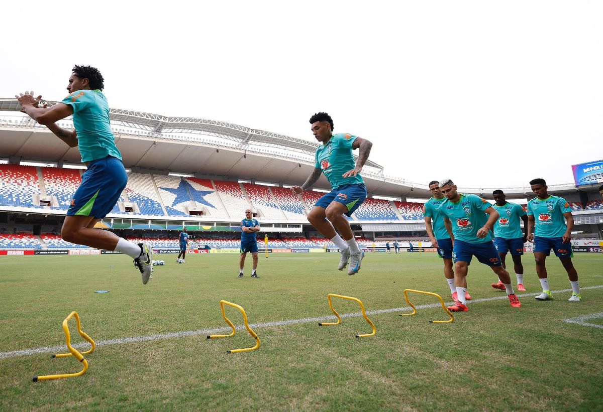 Dorival Júnior observa o treino da Seleção Brasileira no Mangueirão