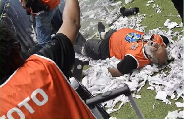 Fotógrafo Nuremberg José Maria é atingido por bomba atirada pela torcida do Atlético-MG na final da Copa do Brasil