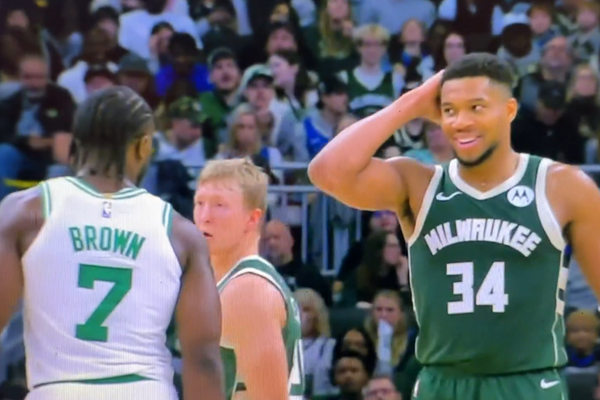 Giannis dando falso aperto de mão em Brown