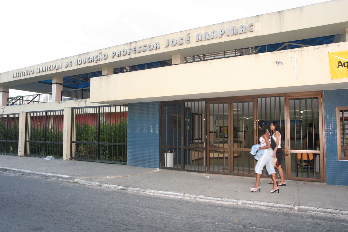 Professores da Rede Municipal de Ensino resolveram suspender a Paralisação das Escolas Municipais : Escola Instituto Municipal de Educação Professor José Arapiraca .