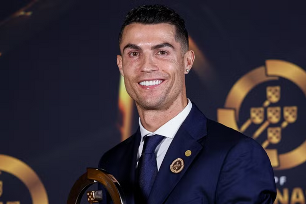 Cristiano Ronaldo recebendo o prêmio da FPF