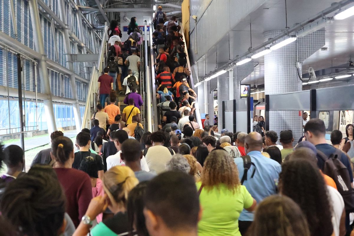 Saída do trem na Estação Acesso Norte