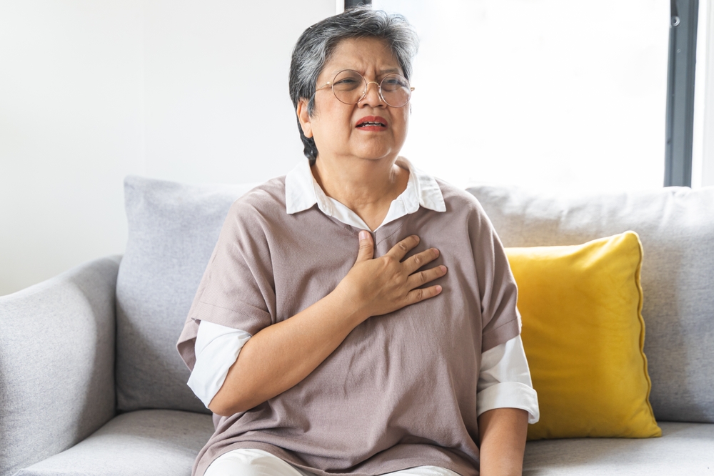   Nas mulheres, as dores podem ser descritas como queimação ou pontadas no peito por Shutterstock