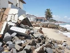 Imagem - Cidade da Paraíba declara estado de calamidade pública após avanço do mar sobre casas