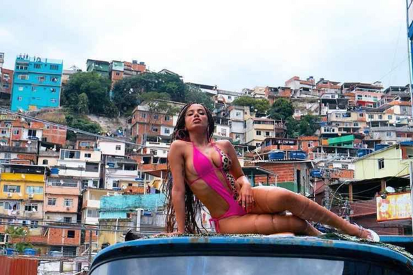 Anitta no clipe de Vai Malandra