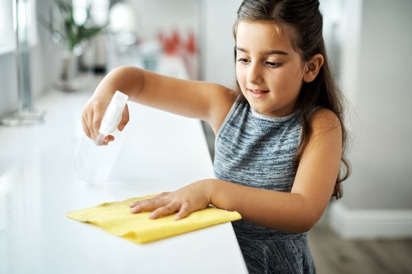 Menina faz trabalho doméstico