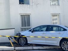 Imagem - Carro colide com barreira de proteção do Shopping Barra