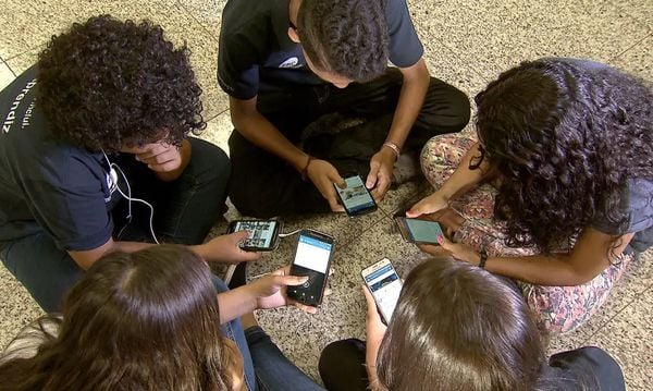 Crianças e adolescentes usando celular