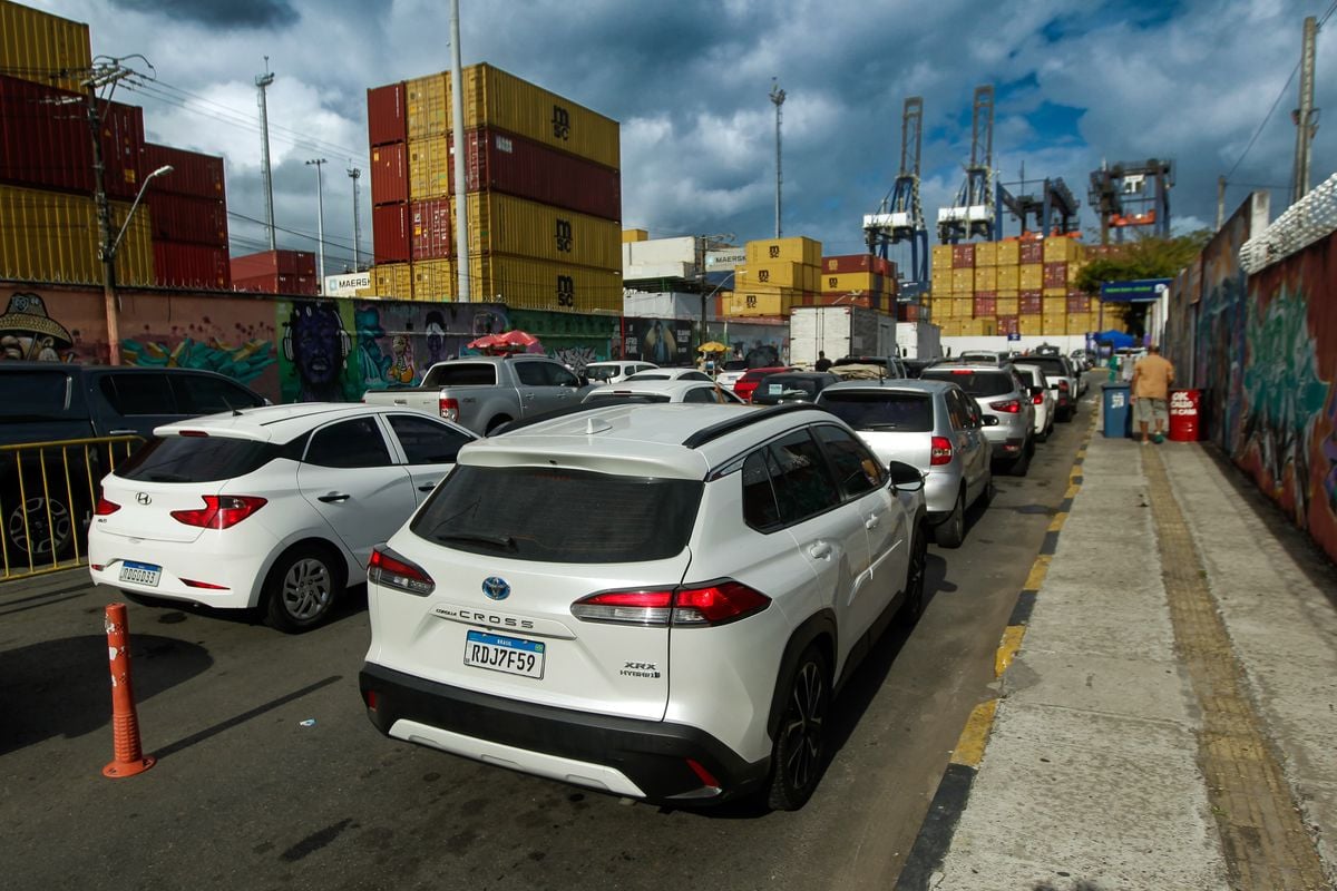 Fila de veículos no terminal Bom Despacho, em Salvador