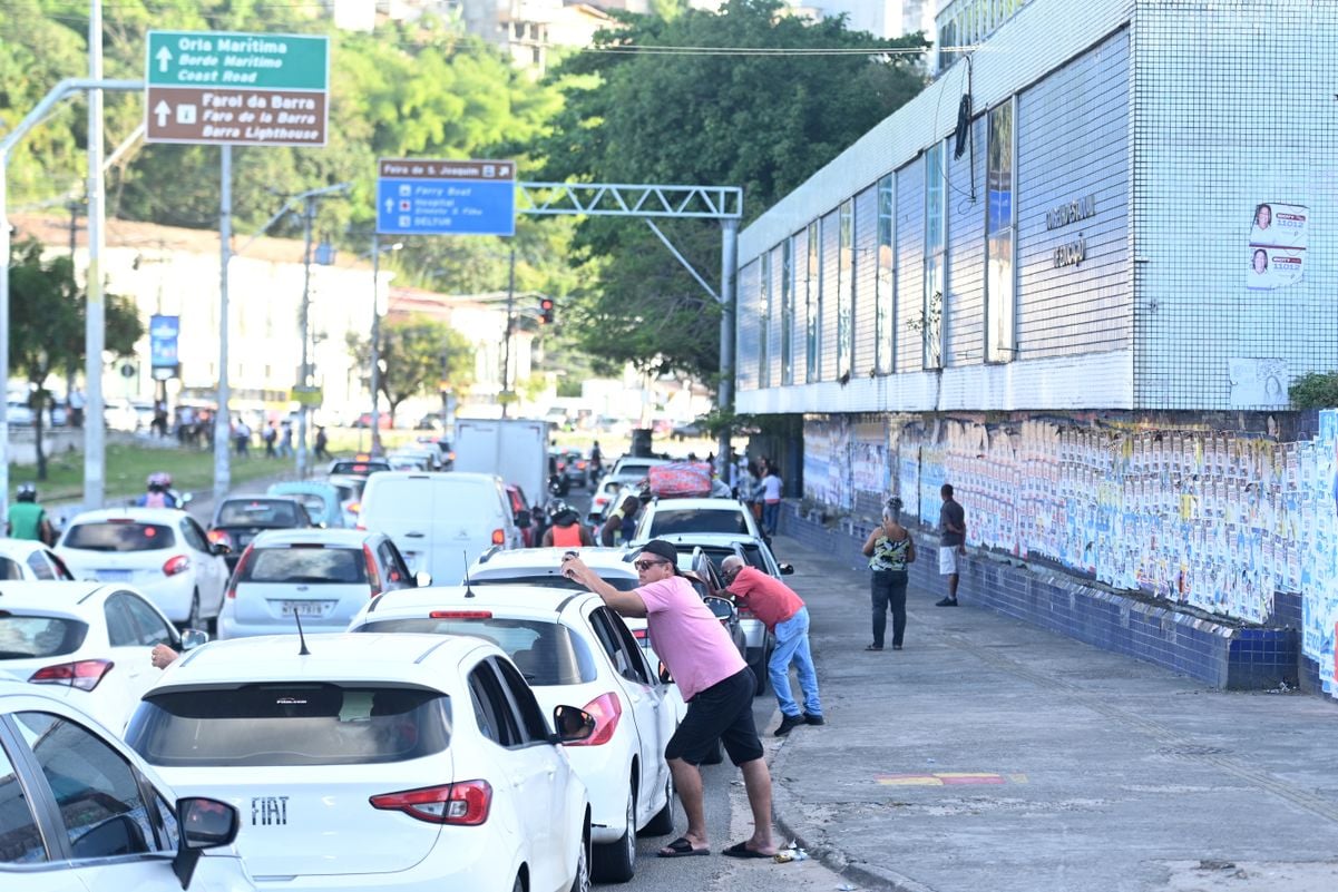 Fila para o ferry-boat na tarde desta quinta-feira (14)