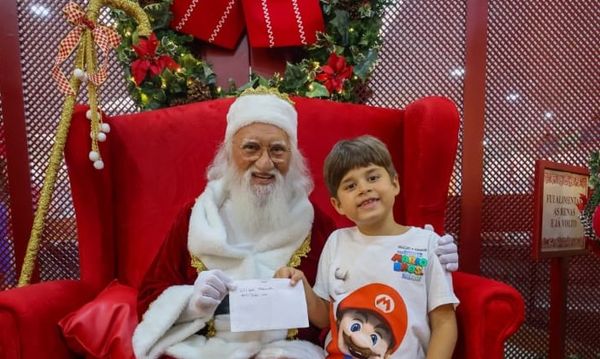 Gael tem 9 anos e faz questão de visitar todos os shoppings só para ver a decoração de Natal