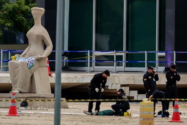 Policiais fazem perícia no corpo de Francisco Wanderley Luiz, de 59 anos, em frente do STF