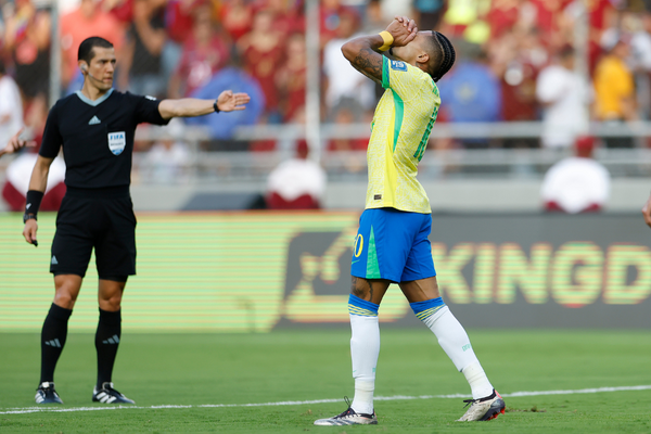 Raphinha abriu o placar, mas o Brasil tomou o empate no início da segunda etapa