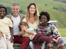 Imagem - Bruno Gagliasso e Gio Ewbank curtem feriado com a família em Salvador