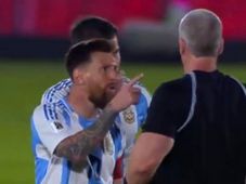 Imagem - Messi se irrita com árbitro brasileiro durante derrota da Argentina