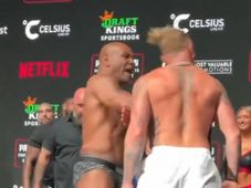 Imagem - Mike Tyson dá tapa e ameaça Jake Paul durante pesagem antes de luta