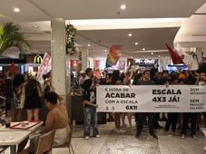 Imagem - Manifestantes protestam em shopping de Salvador pelo fim da escala 6x1