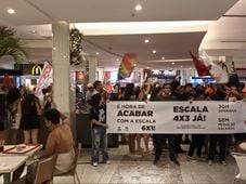 Imagem - Manifestantes protestam em shopping de Salvador pelo fim da escala 6x1