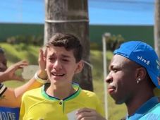 Imagem - Vini Jr. “quebra protocolo” e emociona fã mirim na chegada da Seleção Brasileira a Salvador