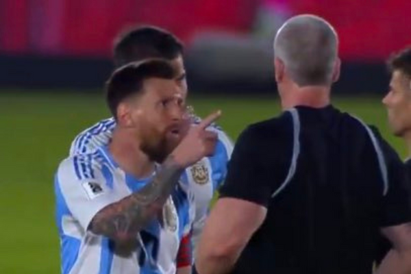 Anderson Daronco foi confrontado por Messi pela não marcação de uma falta