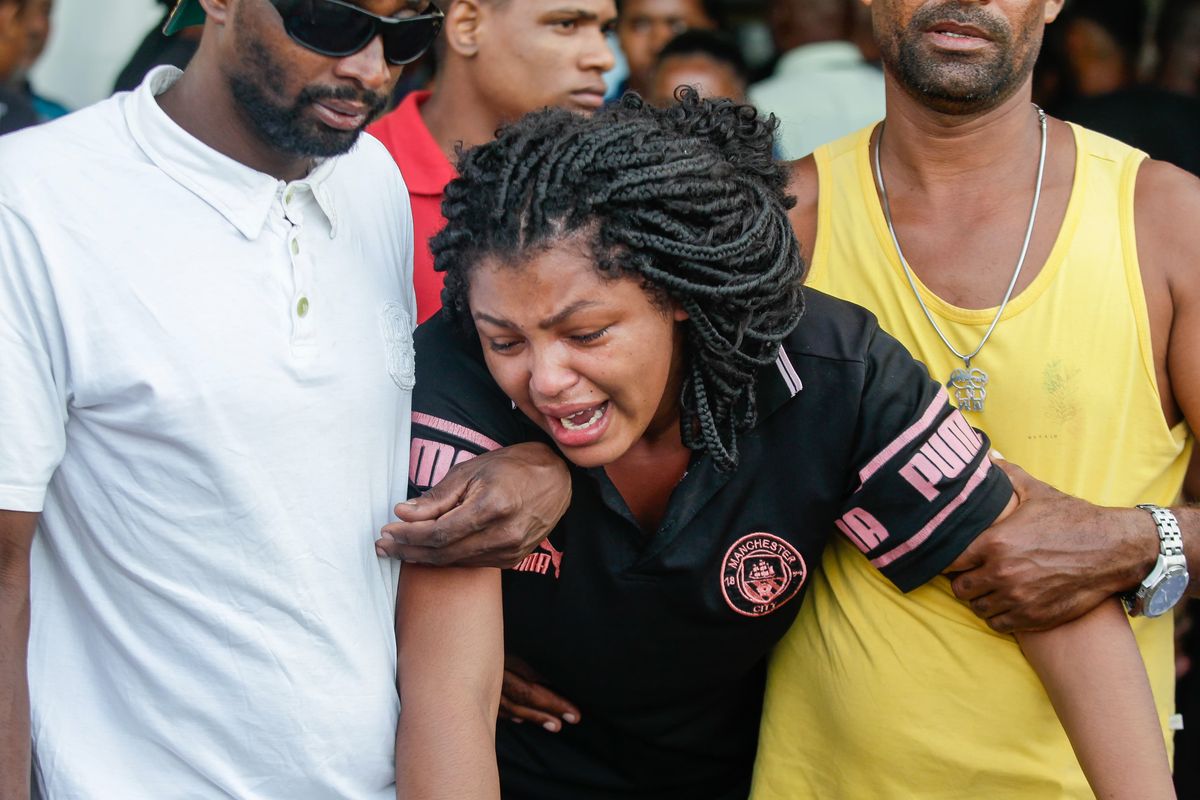 Enterro de trabalhadores foi cheio de emoção e revolta por Arisson Marinho/CORREIO