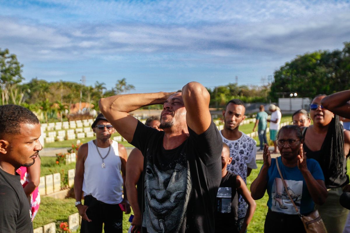 Enterro de trabalhadores foi cheio de emoção e revolta por Arisson Marinho/CORREIO