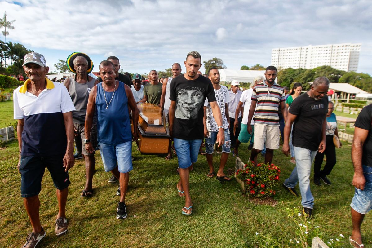 Enterro de trabalhadores foi cheio de emoção e revolta por Arisson Marinho/CORREIO