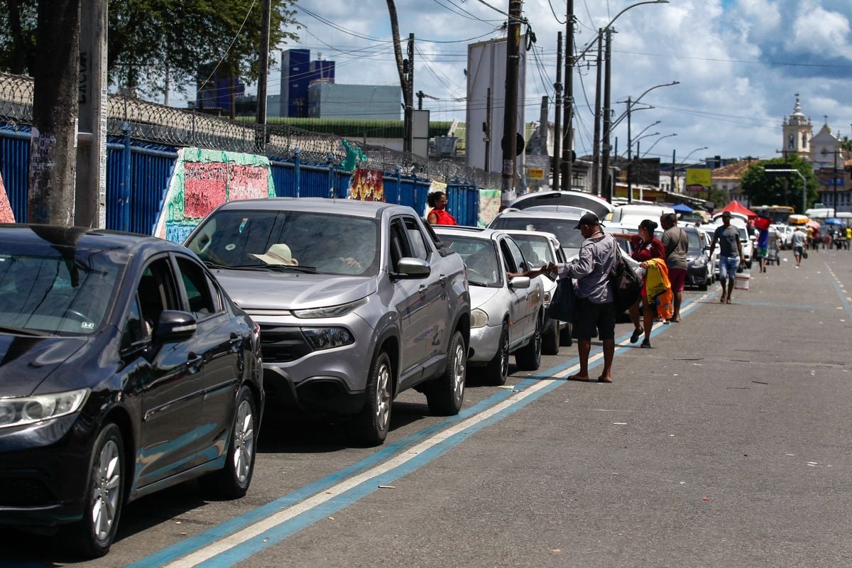 EAmbulantes aproveitam para tentar vender produtos aos motoristas