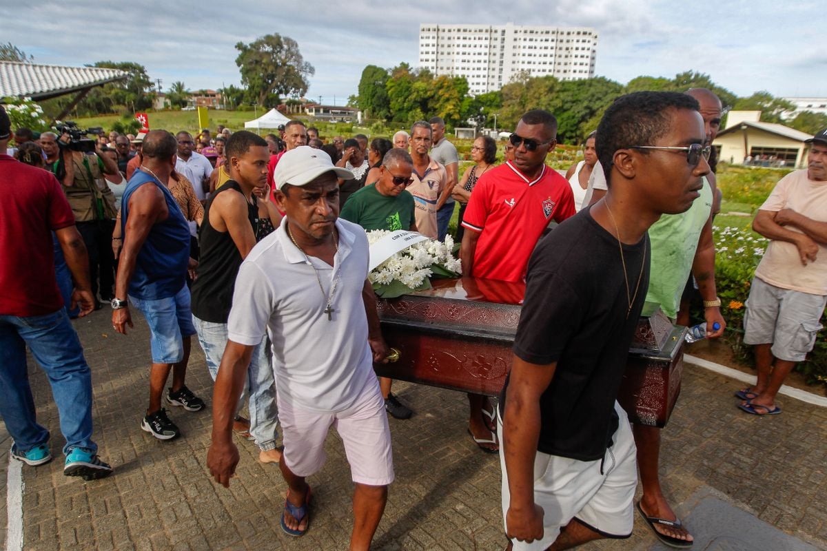 Familiares carregam corpo de Manoel Francisco da Silva