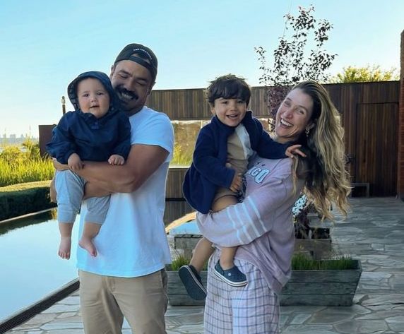 Gabriela Morais, Túlio Dek e dois filhos por Reprodução / Redes Sociais