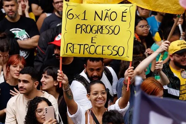 Manifestantes reúnem-se em protesto pelo fim da jornada de trabalho 6x1, na Cinelândia