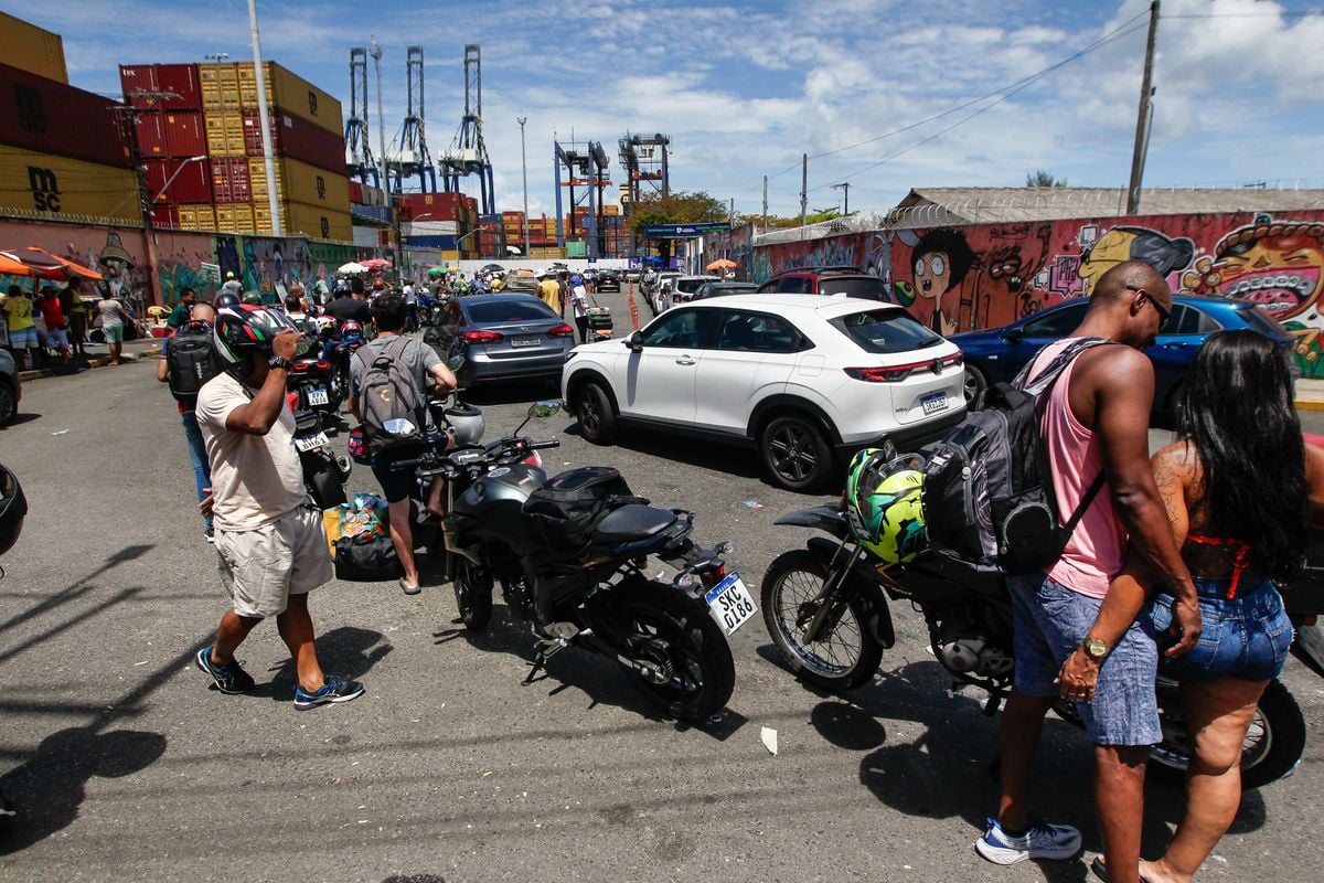 Motos e carros aguardam na entrada de São Joaquim